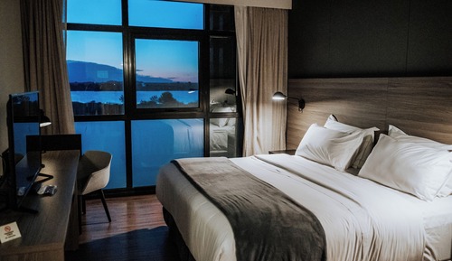 Habitación superior con 1 cama doble o 2 individuales, vistas al río
