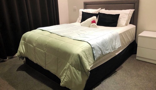 Apartamento ejecutivo, 2 habitaciones, baño privado, vistas al jardín