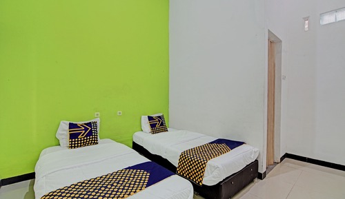 Habitación básica con 2 camas individuales
