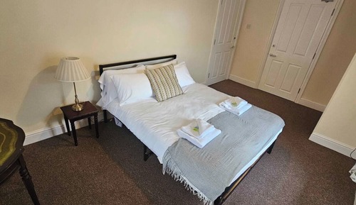 Habitación básica doble, 1 cama doble, baño compartido