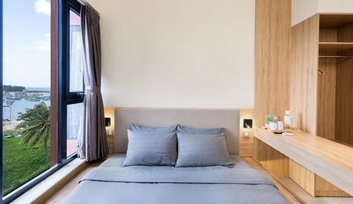 Estudio estándar, 1 cama de matrimonio grande, acceso a la piscina, vistas parciales al mar