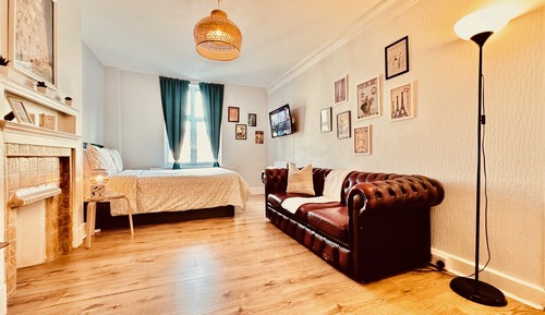 Deluxe Double Room, 1 Double Bed, Non Smoking, Shared Bathroom (R2)