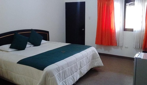 Habitación básica, 1 cama de matrimonio, baño privado, vistas a la ciudad