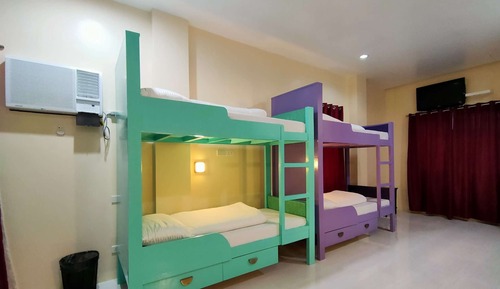 Dormitorio compartido básico, varias camas