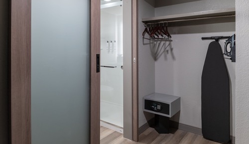 Habitación, 1 cama de matrimonio grande con sofá cama, sin vistas (Hearing Accessible)