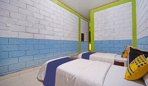 Habitación básica con 2 camas individuales