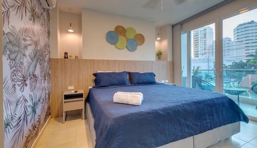 Habitación romántica, 1 cama de matrimonio grande, balcón, vistas a la ciudad