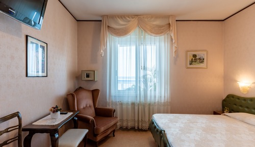 Habitación económica con 1 cama doble o 2 individuales, vistas a la laguna