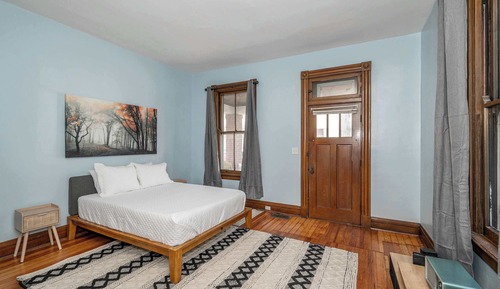 Apartamento, varias camas, cocina, vistas al jardín
