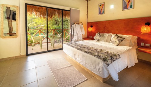 Habitación doble superior, vistas a la piscina