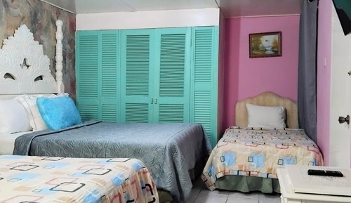 Habitación familiar, varias camas, acceso a la piscina