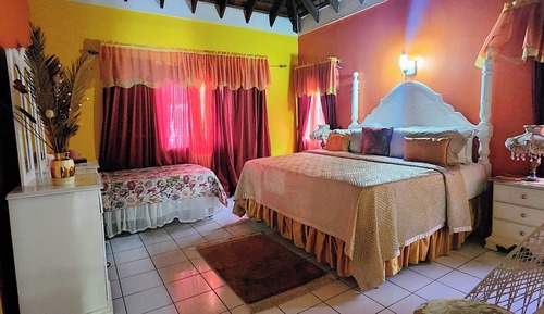Habitación Confort, varias camas, balcón