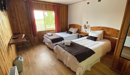 Habitación básica con 2 camas individuales
