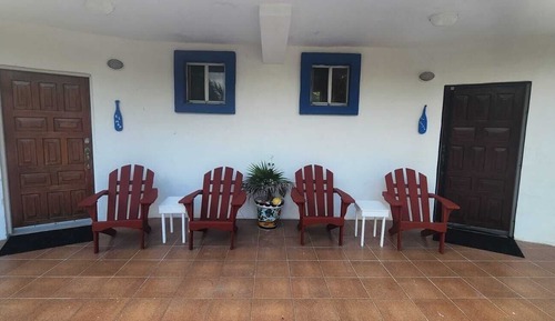 Habitación, terraza, vistas parciales al mar