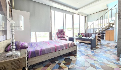 Estudio, varias habitaciones, fumadores, balcón