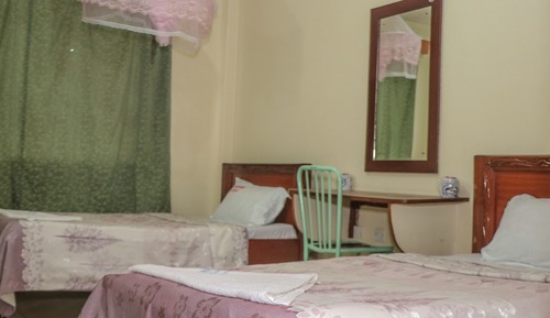 Habitación básica con 2 camas individuales