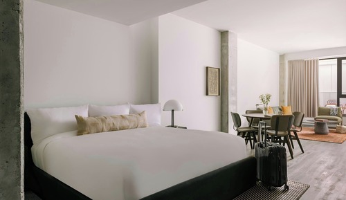 Estudio superior, 1 cama de matrimonio grande, balcón