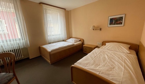 Habitación básica con 2 camas individuales