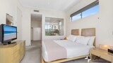 Deluxe Suite, 1 King Bed, Jetted Tub, Pool View