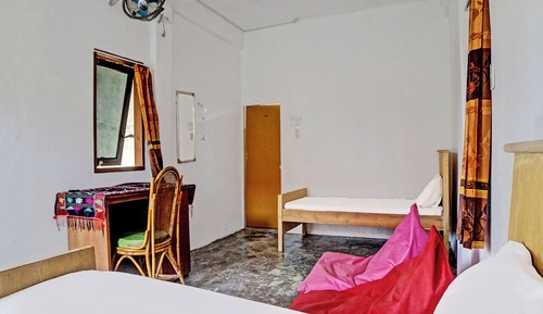 Habitación básica con 2 camas individuales