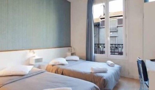 Habitación básica con 2 camas individuales