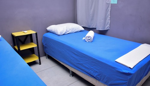 Habitación básica con 2 camas individuales