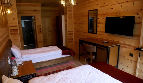 Habitación triple estándar, varias camas, vistas al río, junto a la pista de esquí