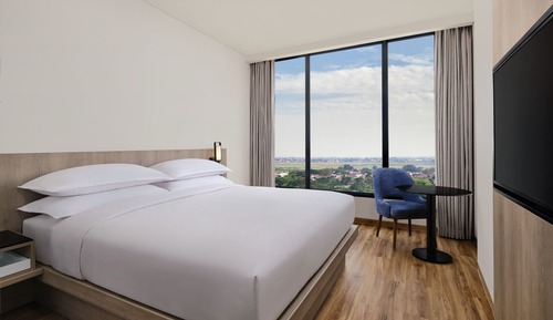 Habitación Deluxe, 1 cama de matrimonio grande, vistas a la ciudad (Free Airport Shuttle)