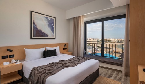 Suite junior, vistas a la piscina