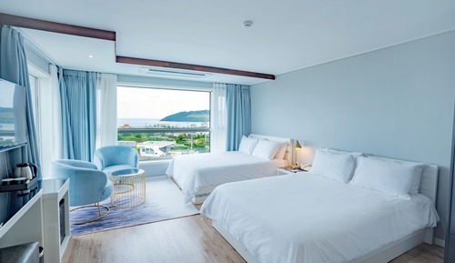 Habitación junior con 2 camas individuales, 2 camas dobles, vistas al mar