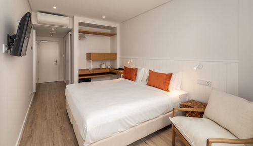 Habitación superior con 1 cama doble o 2 individuales, balcón