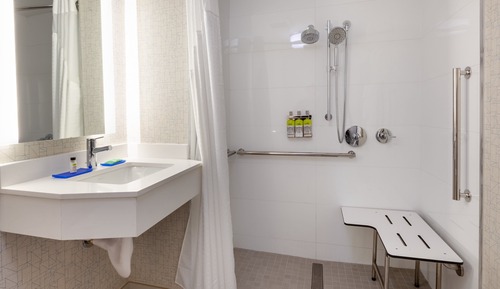 Habitación estándar, 2 camas dobles (Communications, Roll-In Shower)