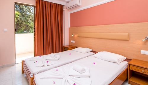 Habitación básica con 1 cama doble o 2 individuales