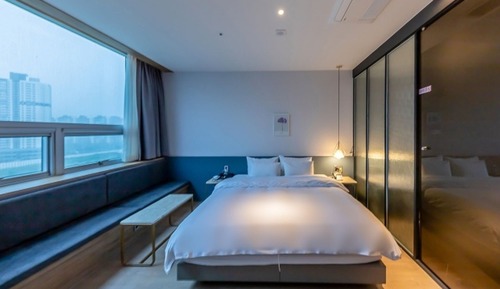 Room (Deluxe (breakfast provided bathtub + )
