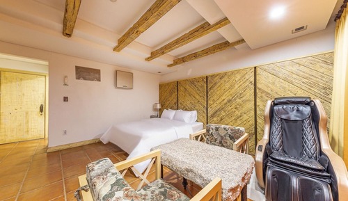 Room (Spa &amp; Massage Suite (LG-4K 75TV B)