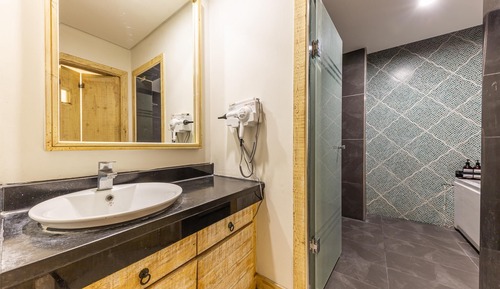 Room (Twin &amp; 2-person bathtub standard )