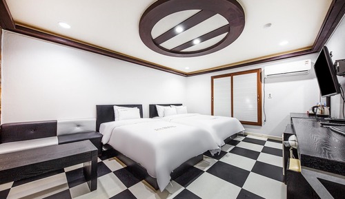Room (Twin)