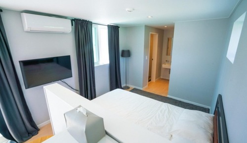 Room (Room 203)
