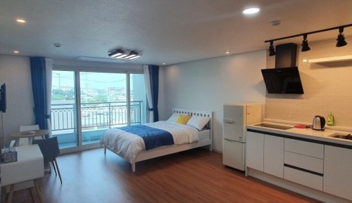 Room (Room 302)