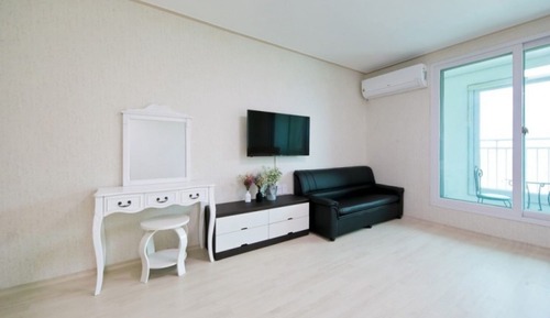 Room (Room 202)