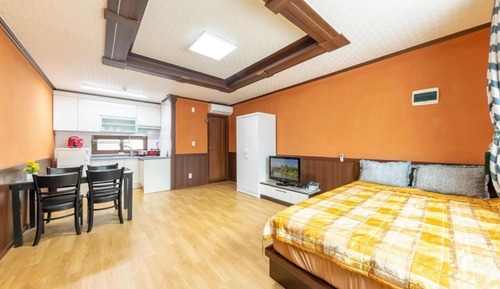 Room (Yellow Room (Cypress Room))
