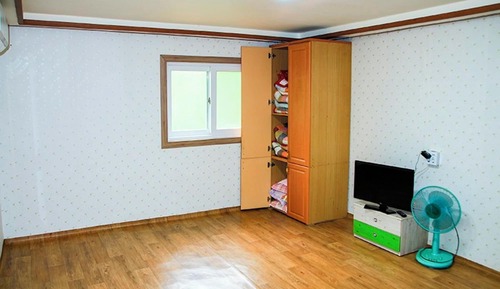 Room (Room 13)