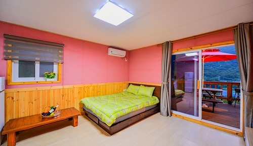 Room (Rose (302))