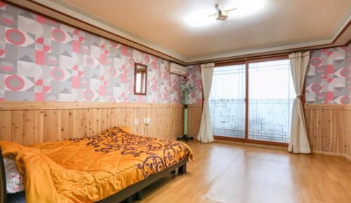 Room (Room 302)