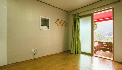 Room (Room 102)