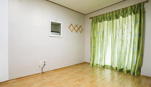 Room (Room 103)
