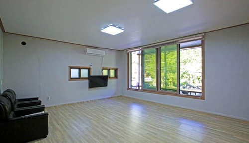Room (Main building 1st floor (Room 2 + Toi)