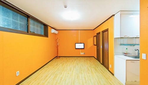 Room (No 101 (semi-underground))