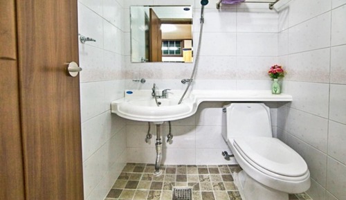 Room (No 102 (semi-underground))