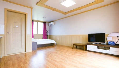 Room (Room 102)